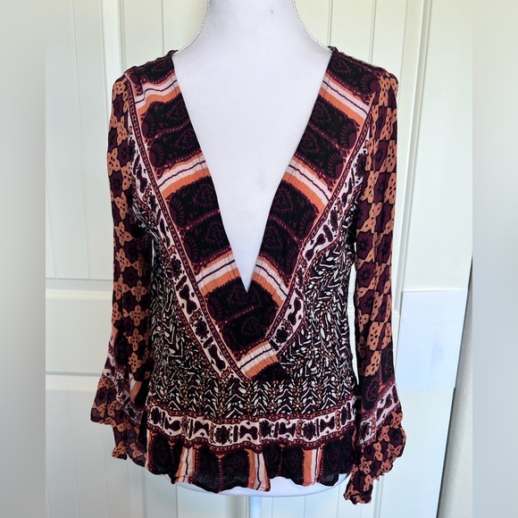 Free People Rosalie Bell Sleeve Faux
Wrap Top Sz Medium - Picture 5 of 12